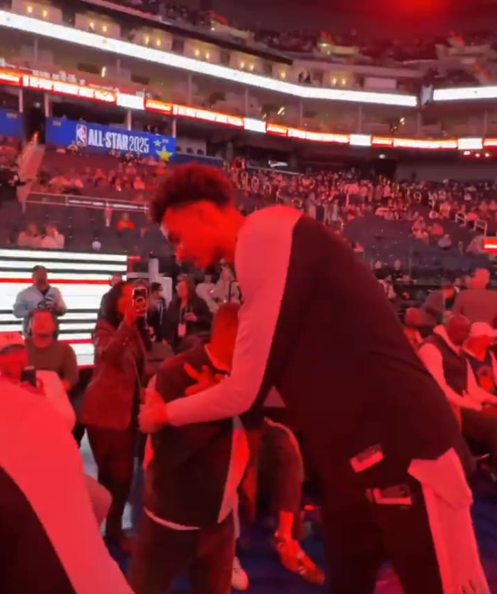 5-foot-3 Muggsy Bogues disappears in 7-foot-3 NBA star Victor ...