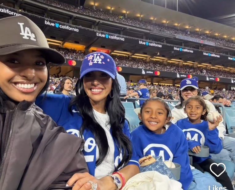 Vanessa Bryant with her daughters