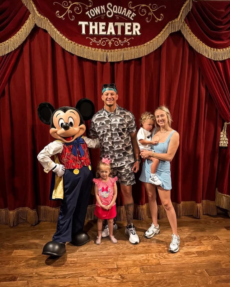 Golden – 3 months old, Patrick Mahomes’ daughter has found her first best friend. Brittany had to exclaim “Golden girl can’t wait” as they prepared to meet for the first time. - News