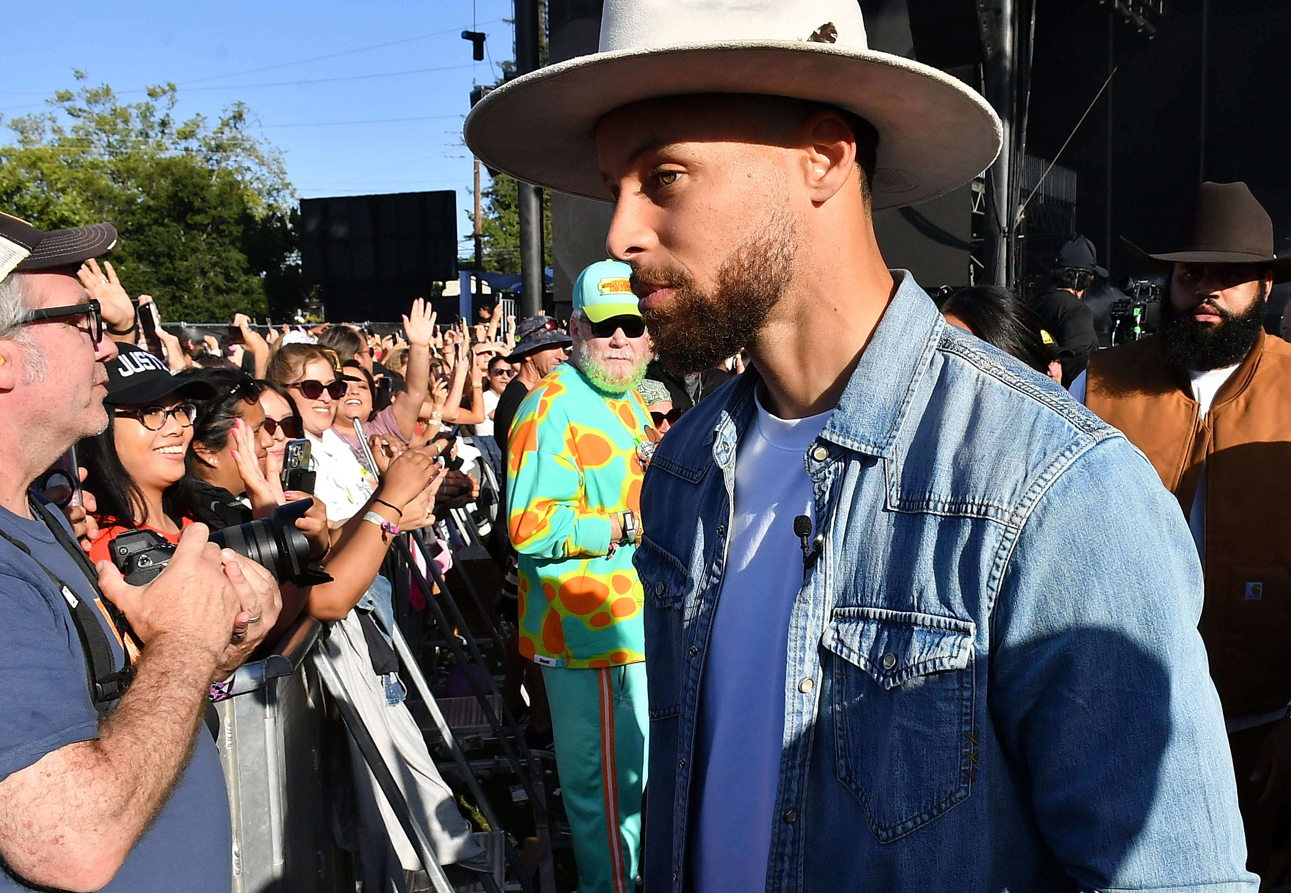 Stephen Curry sneakily claps back at haters for viral Benson Boone(02)