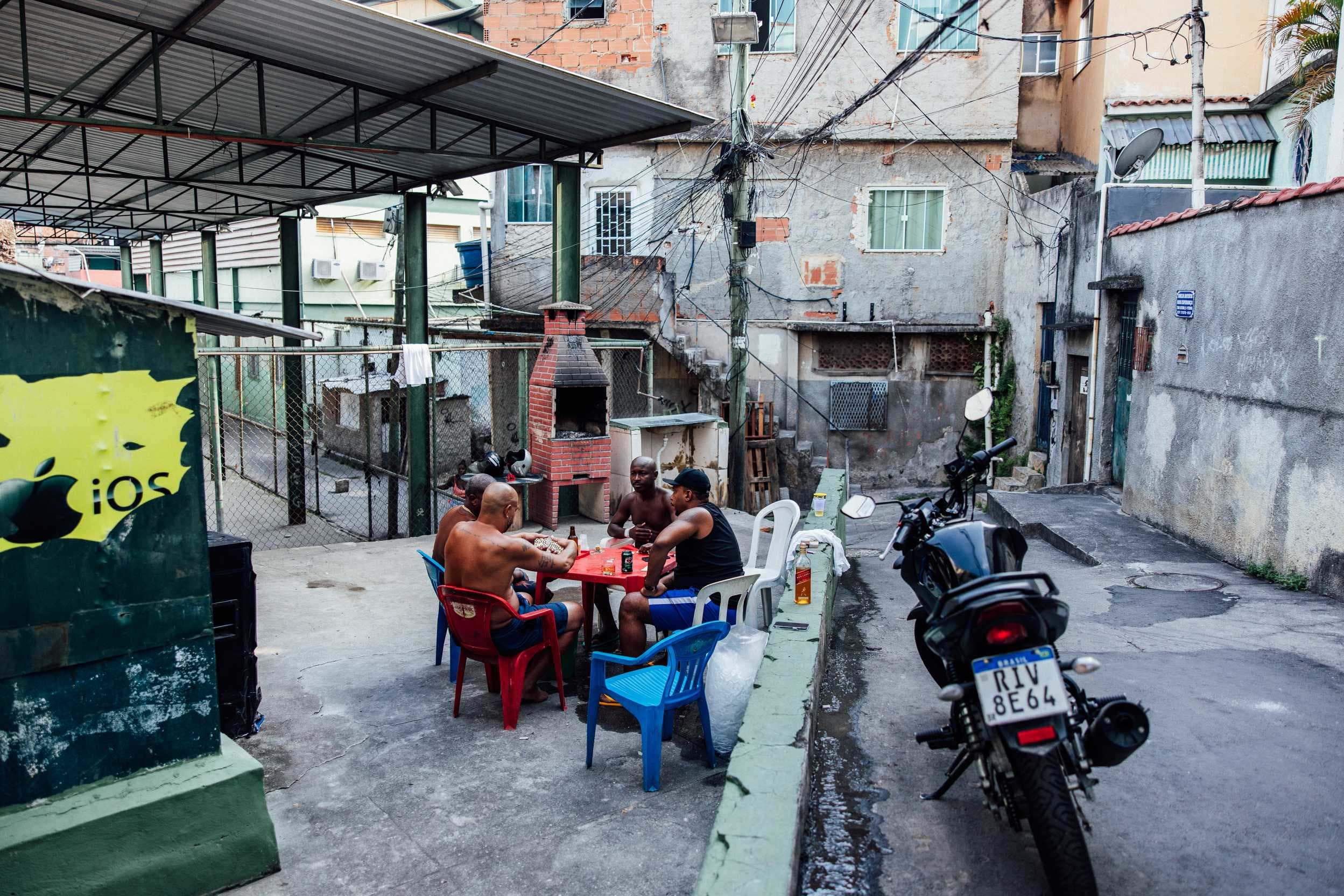 Adriano Imperador moto favela Vila Cruzeiro