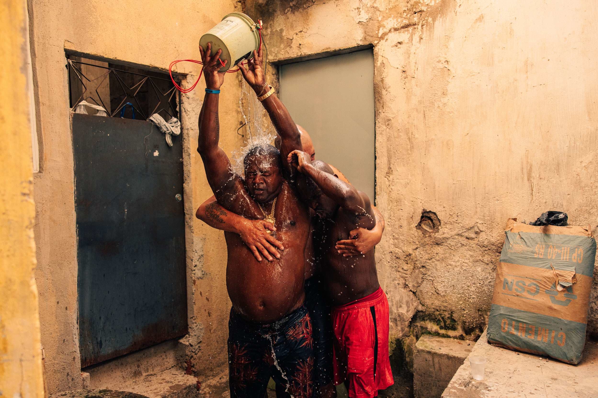 Adriano Imperador balde agua favela Vila Cruzeiro