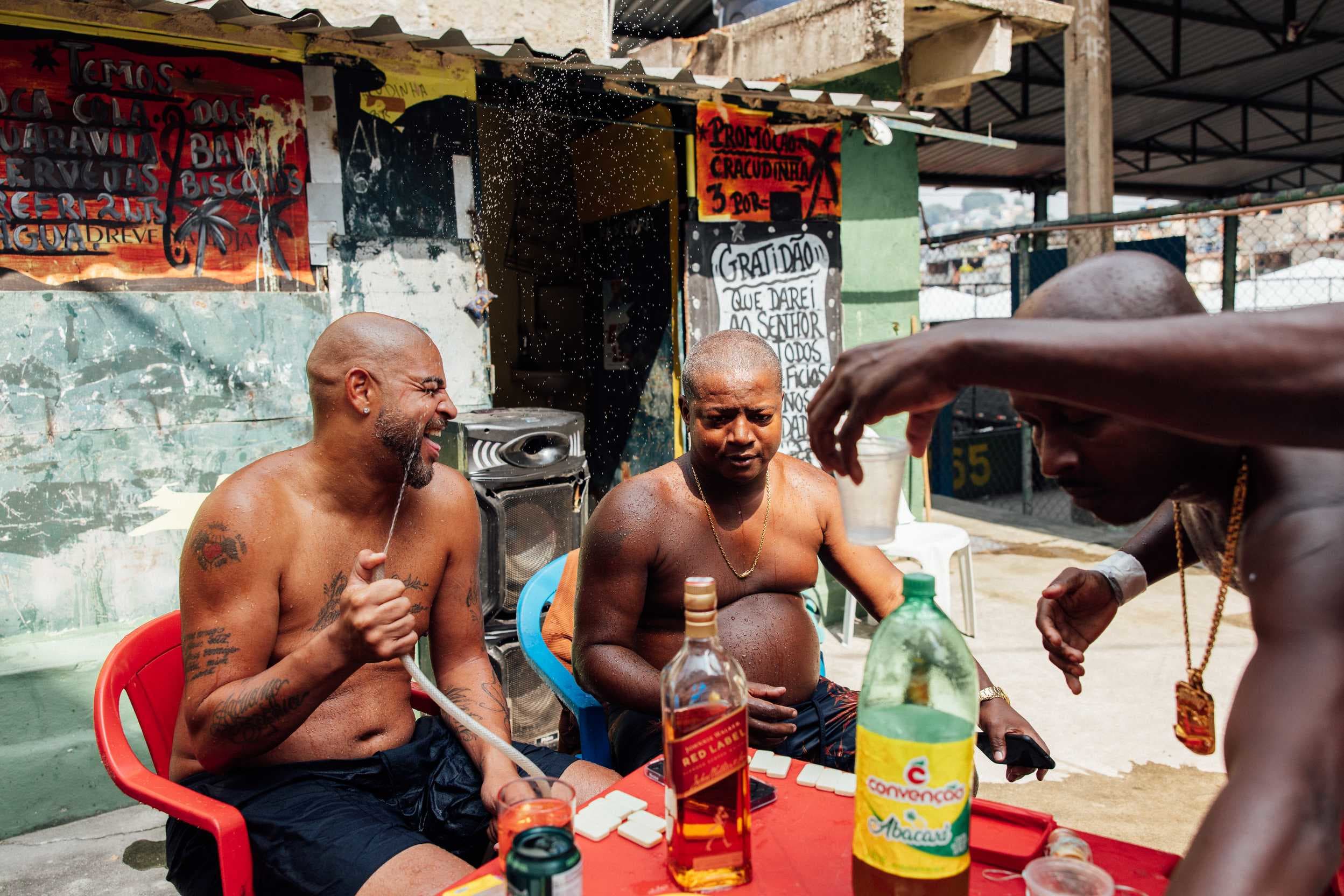 Adriano Imperador amigos favela Penha