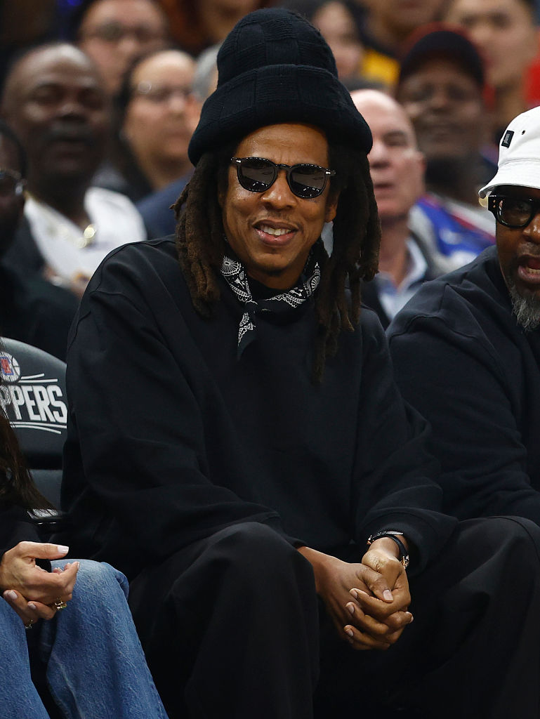Дэймон Дэш утверждает, что Бигги и Дидди скопировали Roc-A-Fella Records и Jay-Z, что привело к ранним разногласиям.