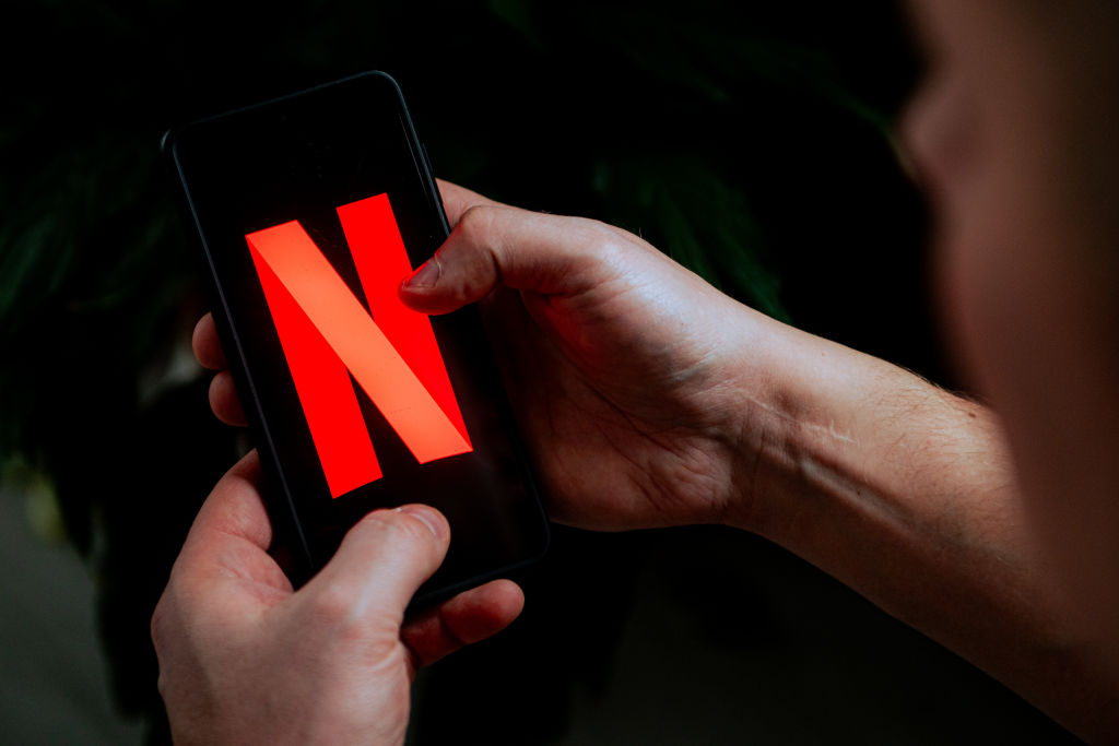 Наблюдение за выпивкой встречается с перееданием: Netflix проводит конкурс по поеданию хот-догов в прямом эфире!