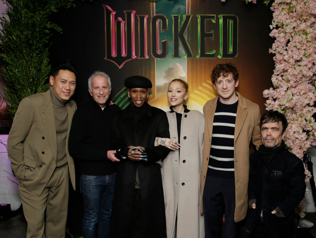 Звезда «Игры престолов» Питер Динклэйдж выходит на показ Wicked с Арианой Гранде и Синтией Эриво