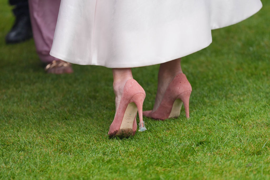 Зара Тиндалл была готова к дождю во время вечеринки в саду Букингемского дворца 21 мая.