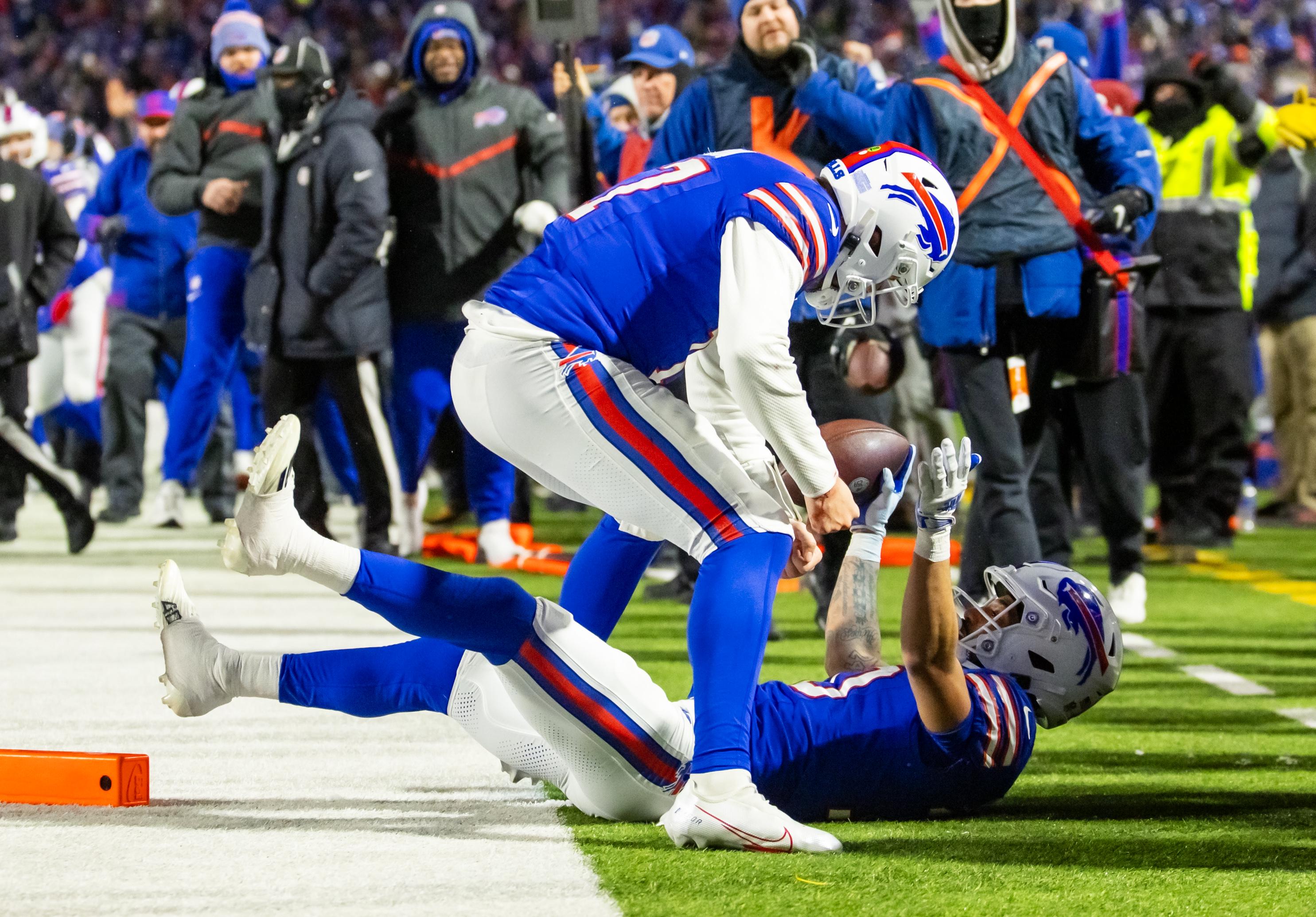 Bills' WR Khalil Shakir congratulated by 'best athlete I've ever been around'