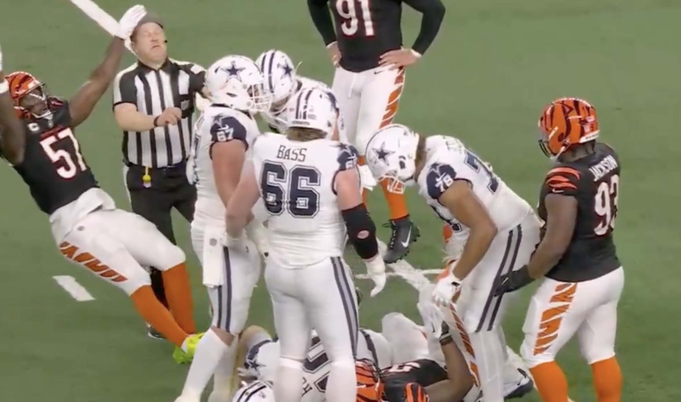 Bengals Linebacker Gets Shoved, Flops, Knocks Ref’s Hat Off 