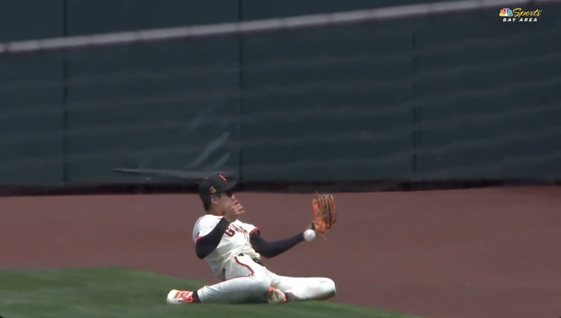 Giants' Jung Hoo Lee Redefines 'Circus Catch' With Bonkers Between-the-Knees Grab