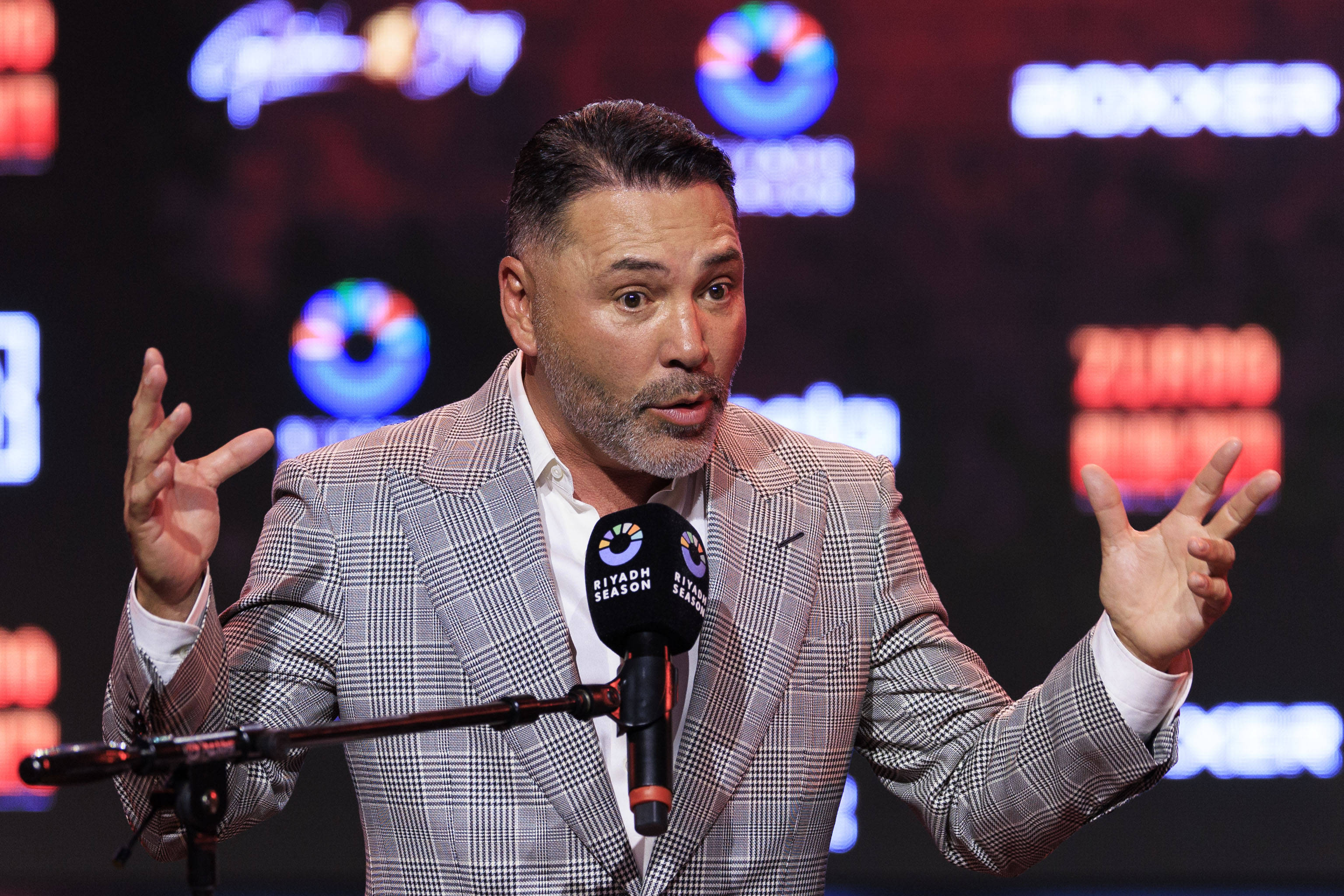 Oscar De La Hoya speaks at a boxing press conference