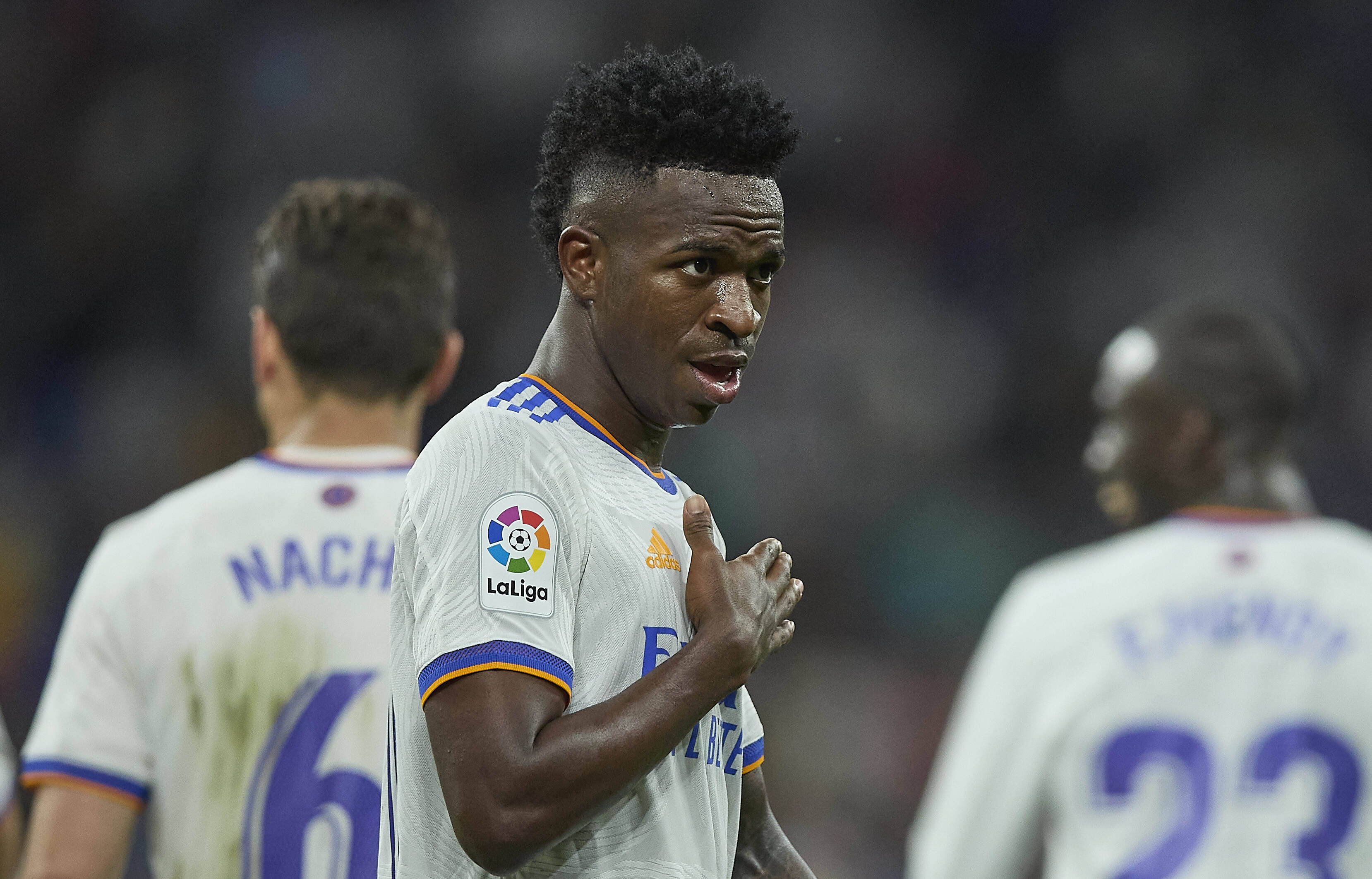 Estadio de fútbol vacío iluminado por focos