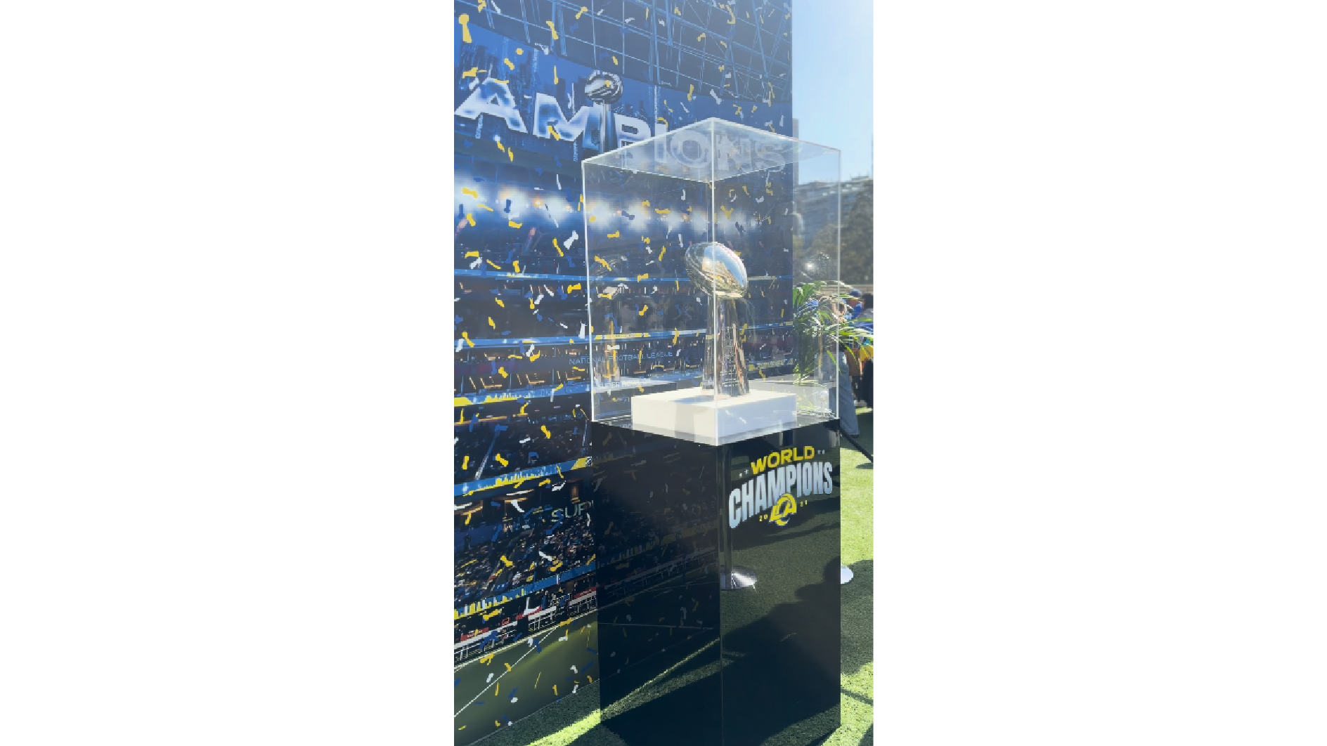 The Rams brought the Lombardi Trophy to Australia 🤩