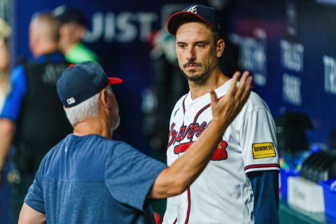 Charlie Morton getting a lecture from one of the few people in the dugout older than him. 