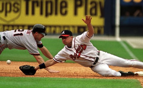 San Francisco Giants' runner Jeff Kent (L) dives b