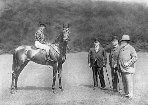 Minoru with his owner, King Edward VII (far right), and trainers in 1909.