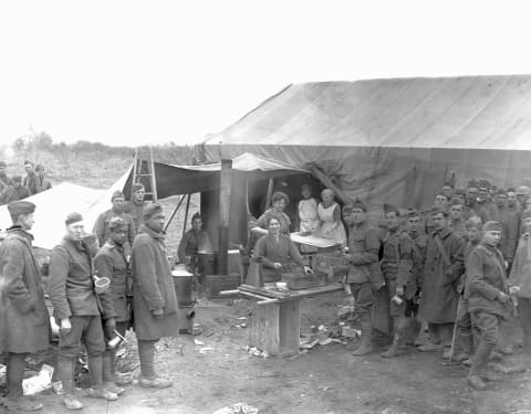 Salvation Army workers giving fresh doughnuts to soldiers. Varennes-en-Argonne, France Oct 12, 1918