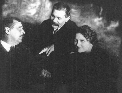 Moura Budberg With Herbert George Wells And Maxim Gorky In Petrograd