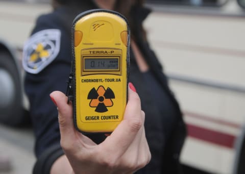 A tourist holds a dosimeter.