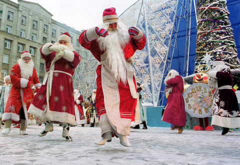 Ded Moroz dances in Moscow.