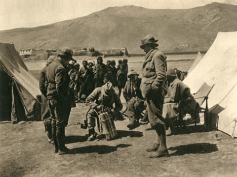 An oxygen demonstration during the 1922 expedition.