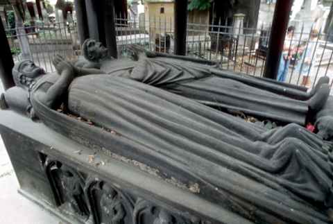 The tomb of Abelard and Héloïse.