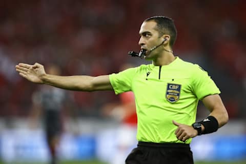 Referee Davi de Oliveira Lacerda gestures during the match between Internacional and Flamengo on October 30, 2024.