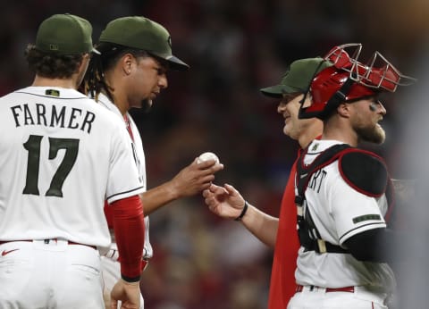 Sep 17, 2021; Cincinnati, Ohio, USA; Cincinnati Reds manager David Bell (right) takes the ball from