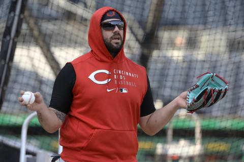 Cincinnati Reds second baseman Mike Moustakas (9).