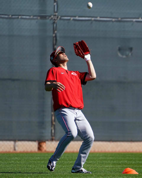 Cincinnati Reds outfielder Shogo Akiyama (4) catches a fly ball.