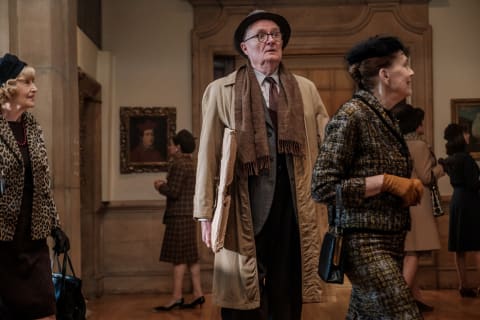 Jim Broadbent as Kempton returning the portrait to the National Gallery.