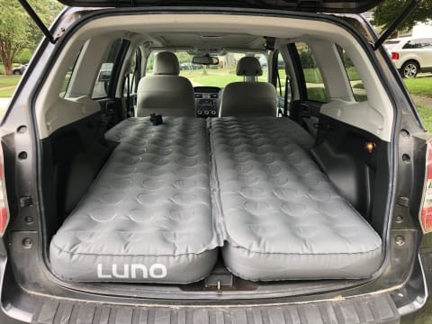 The fully inflated Luno Air Mattress 2.0, with the head of the mattress resting on the Base Extenders.