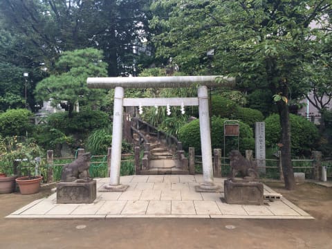 The entrance to a Fujizuka.