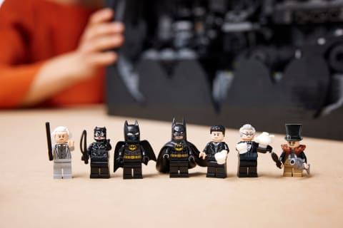 The included minifigs.