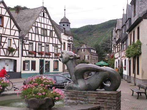 A sculpture of a tatzelwurm.