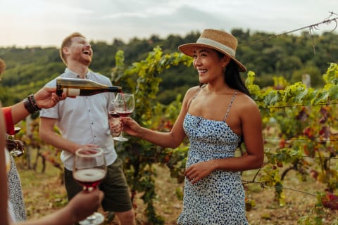 Pouring wine using the punt.