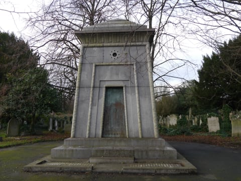 Courtoy’s tomb.