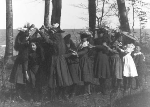 Girls playing "London Bridge Is Falling Down," 1898.