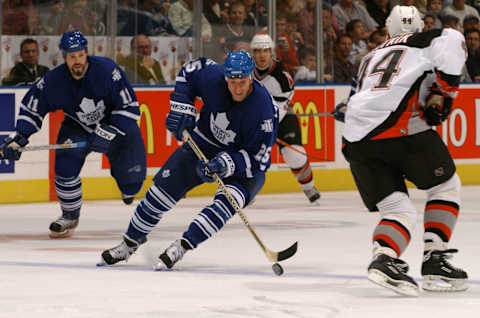 TORONTO – SEPTEMBER 21: Joe Nieuwendyk #25 of the Toronto Maple Leafs . (Photo By Dave Sandford/Getty Images/NHLI)