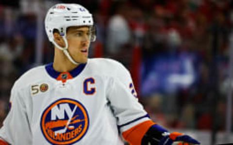 NY Islanders: Anders Lee talks Horvat, Engvall, Barzal's guitar skills and more on 32 Thoughts