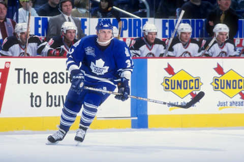 20 Nov 1998: Rightwinger Steve Thomas #32 of the Toronto Maple Leafs Mandatory Credit: Rick Stewart /Allsport