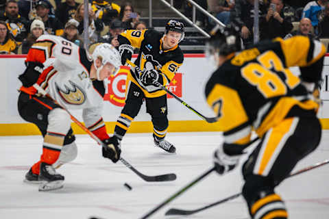 PITTSBURGH, PENNSYLVANIA – OCTOBER 30: Jake Guentzel #59 of the Pittsburgh Penguins during the game against the Anaheim Ducks at PPG PAINTS Arena on October 30, 2023 in Pittsburgh, Pennsylvania. (Photo by Harrison Barden/Getty Images)