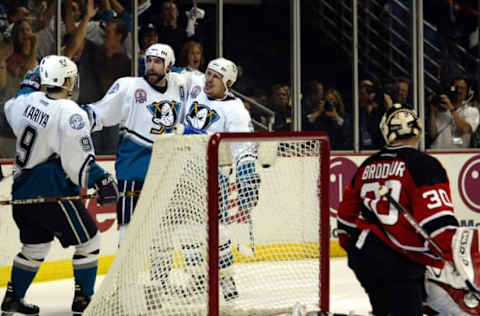 From left, Paul Kariya, Steve Rucchin and Steve Thomas celebrate Thomas’ goal. (Photo by Allen J. Schaben/Los Angeles Times via Getty Images)