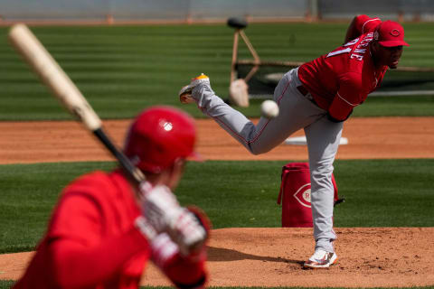 Cincinnati Reds starting pitcher Hunter Greene (21) delivers a pitch. Syndication: The Enquirer