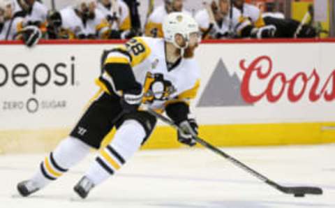 Pittsburgh Penguins defenseman Ian Cole (28) skates with the puck (Geoff Burke-USA TODAY Sports)