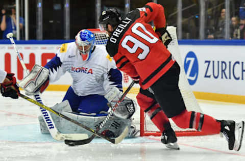 Canada’s Ryan O’Reilly (R) leads a puck by Korea’s goalkeeper Matt Dalton during the group B match Korea vs Canada of the 2018 IIHF Ice Hockey World Championship. (Photo by JOE KLAMAR / AFP) (Photo credit should read JOE KLAMAR/AFP/Getty Images)