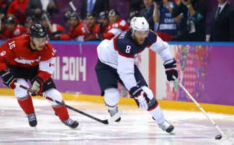 SOCHI, RUSSIA – FEBRUARY 21: Joe Pavelski #8 of the United States handles the puck against Jonathan Toews #16 of Canada in the second period during the Men’s Ice Hockey Semifinal Playoff on Day 14 of the 2014 Sochi Winter Olympics at Bolshoy Ice Dome on February 21, 2014 in Sochi, Russia. (Photo by Al Bello/Getty Images)