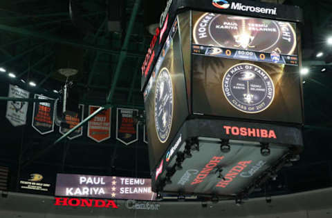 ANAHEIM, CA – NOVEMBER 19: A general view of the scoreboard is seen displaying the names of NHL Hall of Fame inductees and former Ducks players Paul Kariya and Teemu Selanne on November 19, 2017. (Photo by Victor Decolongon/Getty Images)