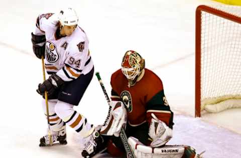 ST. PAUL, MN – FEBRUARY 25: Ryan Smyth #94 of the Edmonton Oilers watches his shot get blocked by Dwayne Roloson #35 of the Minnesota Wild at the Xcel Energy Center on February 25, 2007 in St. Paul, Minnesota. (Photo by Scott A. Schneider/Getty Images)