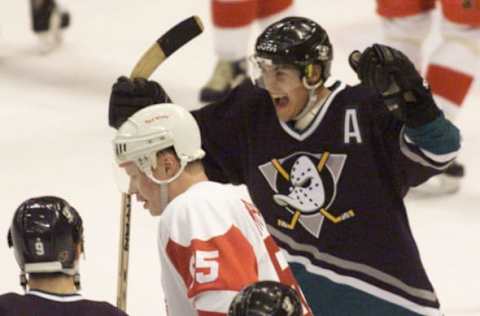 SP.ducks.score.1021.RL??Detroit??Mighty Ducks Teemu Selanne reacts to his third-period score to bring the Ducks within one goal but still lost the playoff game 5?3 to the Red Wings at Joe Louis Arena Wednesday night. (Photo by Rick Loomis/Los Angeles Times via Getty Images)